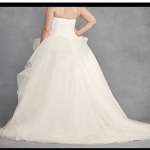 Vera Wang Wedding Gown - Picture 3 of 7
